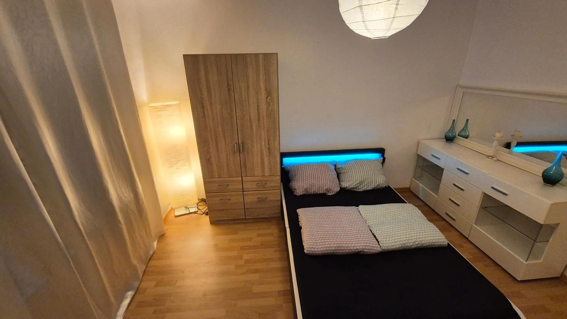 Schoene 3 Schlafzimmer Wohnung Mit 4 Dopplbetten Berlin Apartment